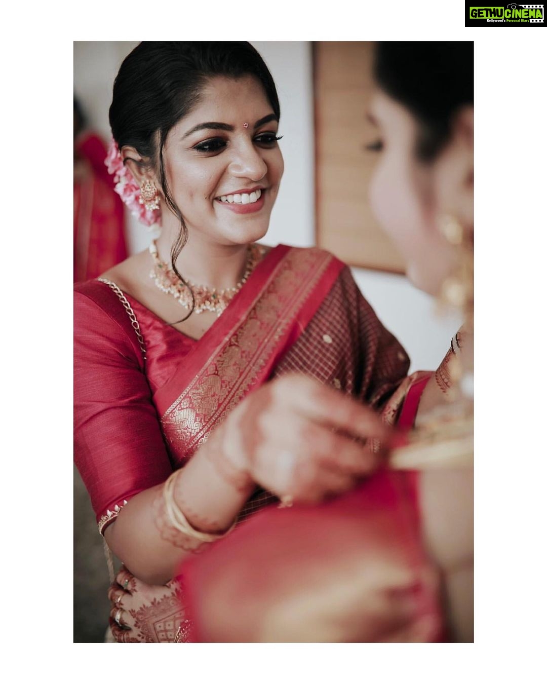 Aparna Balamurali Instagram - MUAH : @sajithandsujith Accessories: @madhura_boutique1 Blouse : @pooojadev PC: @nandagopal94 Saree from my Amma’s wardrobe 💕 Bhaskareeyam Convention Center