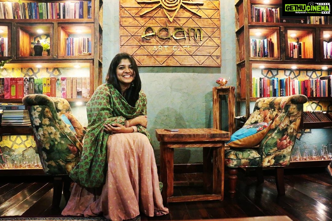 Aparna Balamurali Instagram - 💛 @edam_art_cafe by @sitharakrishnakumar Kochi, India