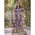 Aparna Balamurali Instagram - Fire 🔥 coz florals cannot always be sweet! Costume : @_taaishbeauty_ MUA : @theglamupstudio Styling : @vinduja_menonn Jutti : @juttilicious_by_jash Accessories: @kioraamorez Photography : @blur_weddings