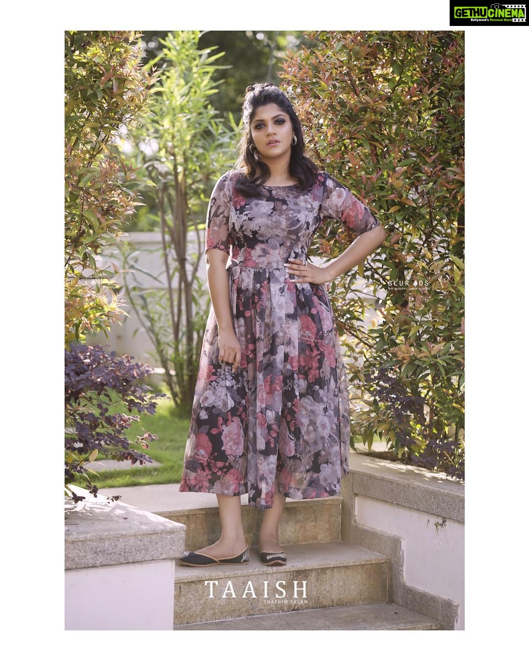 Aparna Balamurali Instagram - Fire 🔥 coz florals cannot always be sweet! Costume : @_taaishbeauty_ MUA : @theglamupstudio Styling : @vinduja_menonn Jutti : @juttilicious_by_jash Accessories: @kioraamorez Photography : @blur_weddings