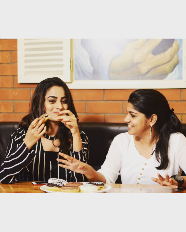 Aparna Balamurali Instagram - The ‘neerali-donut’ story. With the prettiest. @nami_tha_ y so pretty ? 🤷‍♀️💞 #neerali #donutfactory Donut Factory