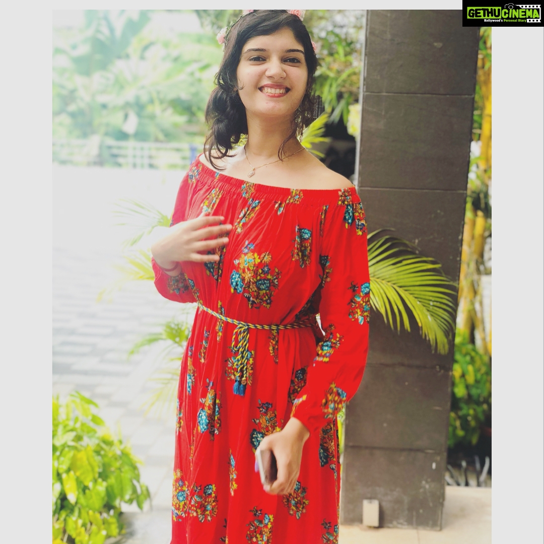 Aparna Balamurali Instagram - One more year younger! Happy birthday malubaby! We love you. And next let’s celebrate your bridal shower🤞🤣 Cheers to this amazing girlgang! #malubirthday #bff #girlthings #girlpower Kochi, India