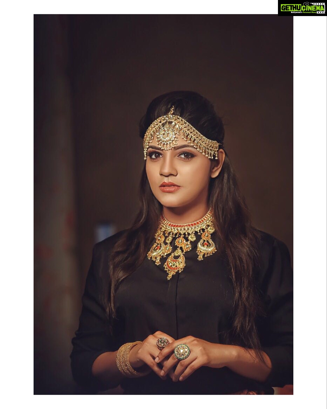 Aparna Balamurali Instagram - When this royal moment happened👸🏻 Costume and styling: @shemyofficial Accessories: @tanishqjewellery MUA: @makemeup_by_shifmafemil Photo courtesy: @jithu_anarkali