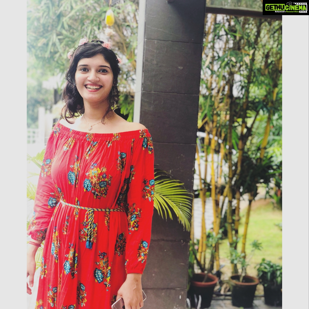 Aparna Balamurali Instagram - One more year younger! Happy birthday malubaby! We love you. And next let’s celebrate your bridal shower🤞🤣 Cheers to this amazing girlgang! #malubirthday #bff #girlthings #girlpower Kochi, India