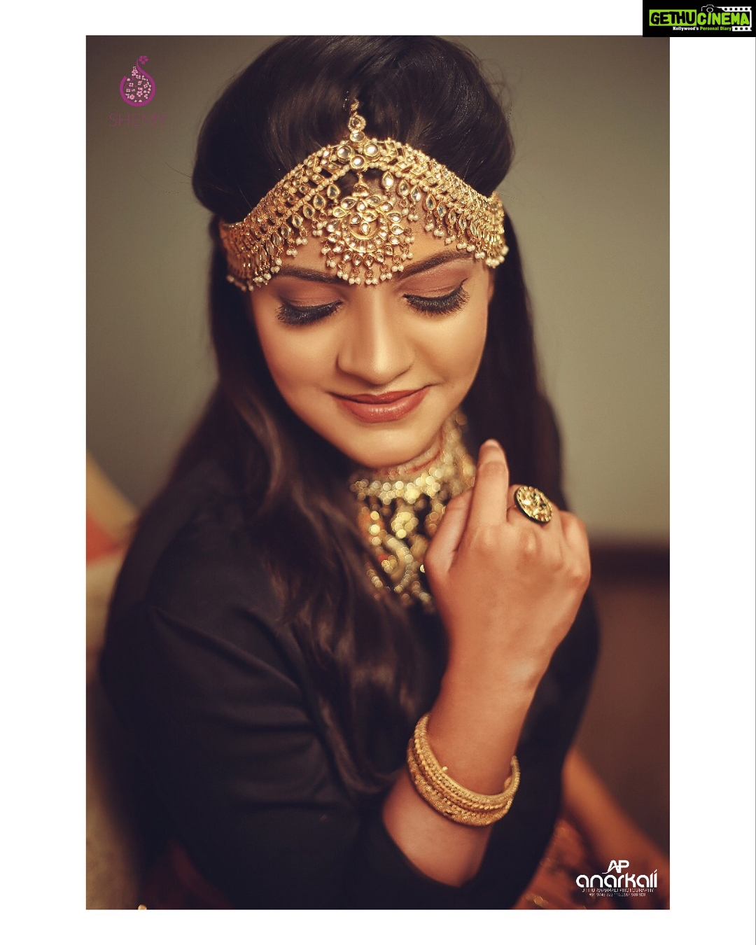 Aparna Balamurali Instagram - When this royal moment happened👸🏻 Costume and styling: @shemyofficial Accessories: @tanishqjewellery MUA: @makemeup_by_shifmafemil Photo courtesy: @jithu_anarkali