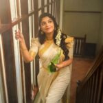 Aparna Balamurali Instagram - Happy Onam 🌸❤️ Something that happens when you have a wonderful team. PC: @nithinnarayan Assisted by: @mshefin__ Styled by: @styled_by_gk Assisted by: @_cicily_cinta_ MUAH: @ashif_marakkar Accessories: @jewels_krishna Wearing my most favourite saree❤️ Courtesy: Amma