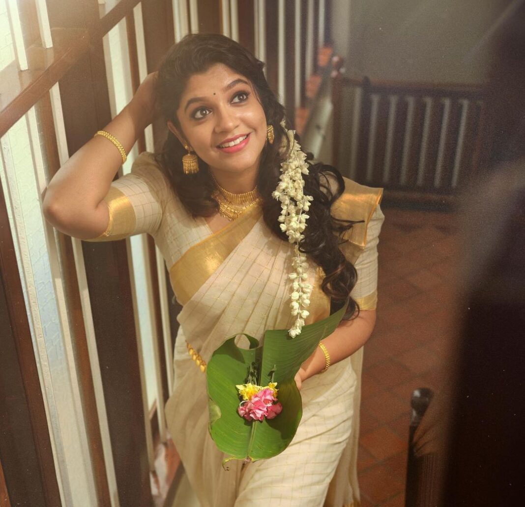 Aparna Balamurali Instagram - Happy Onam 🌸❤️ Something that happens when you have a wonderful team. PC: @nithinnarayan Assisted by: @mshefin__ Styled by: @styled_by_gk Assisted by: @_cicily_cinta_ MUAH: @ashif_marakkar Accessories: @jewels_krishna Wearing my most favourite saree❤️ Courtesy: Amma