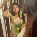 Aparna Balamurali Instagram – Happy Onam 🌸❤️

Something that happens when you have a wonderful team.
PC: @nithinnarayan 
Assisted by: @mshefin__ 

Styled by: @styled_by_gk 
Assisted by: @_cicily_cinta_ 
MUAH: @ashif_marakkar 
Accessories: @jewels_krishna 

Wearing my most favourite saree❤️
Courtesy: Amma