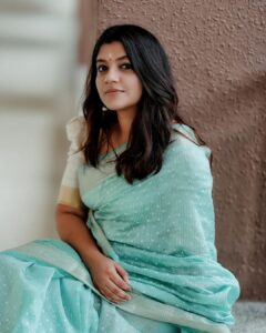 Aparna Balamurali Instagram - ✨

@anika_weaves Such beautiful sarees you have !!! Absolutely in love. 
Captured by @weddingbellsphotography 📸