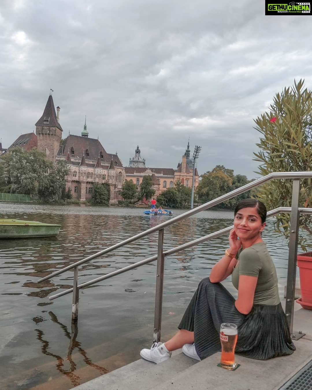 Aparnaa Bajpai Instagram - That's how I make the dirty face when you ask me to look back from the beautiful view 🍻 #budapest #travel #traveller #mytravelstories #glocalchild Széchenyihegy