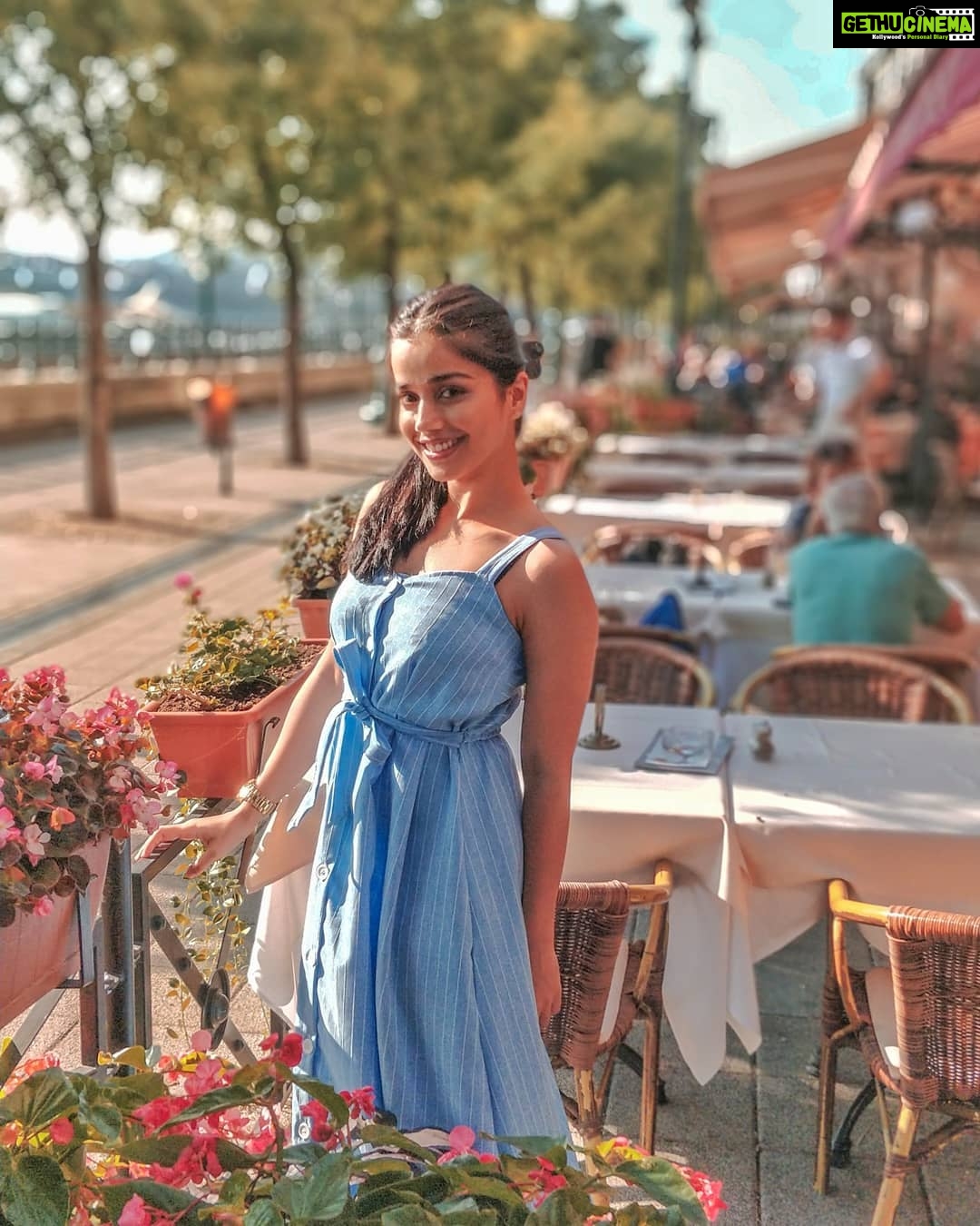 Aparnaa Bajpai Instagram - 🌺 #travel #glocalchild #budapest #hungary Budapest, Hungary