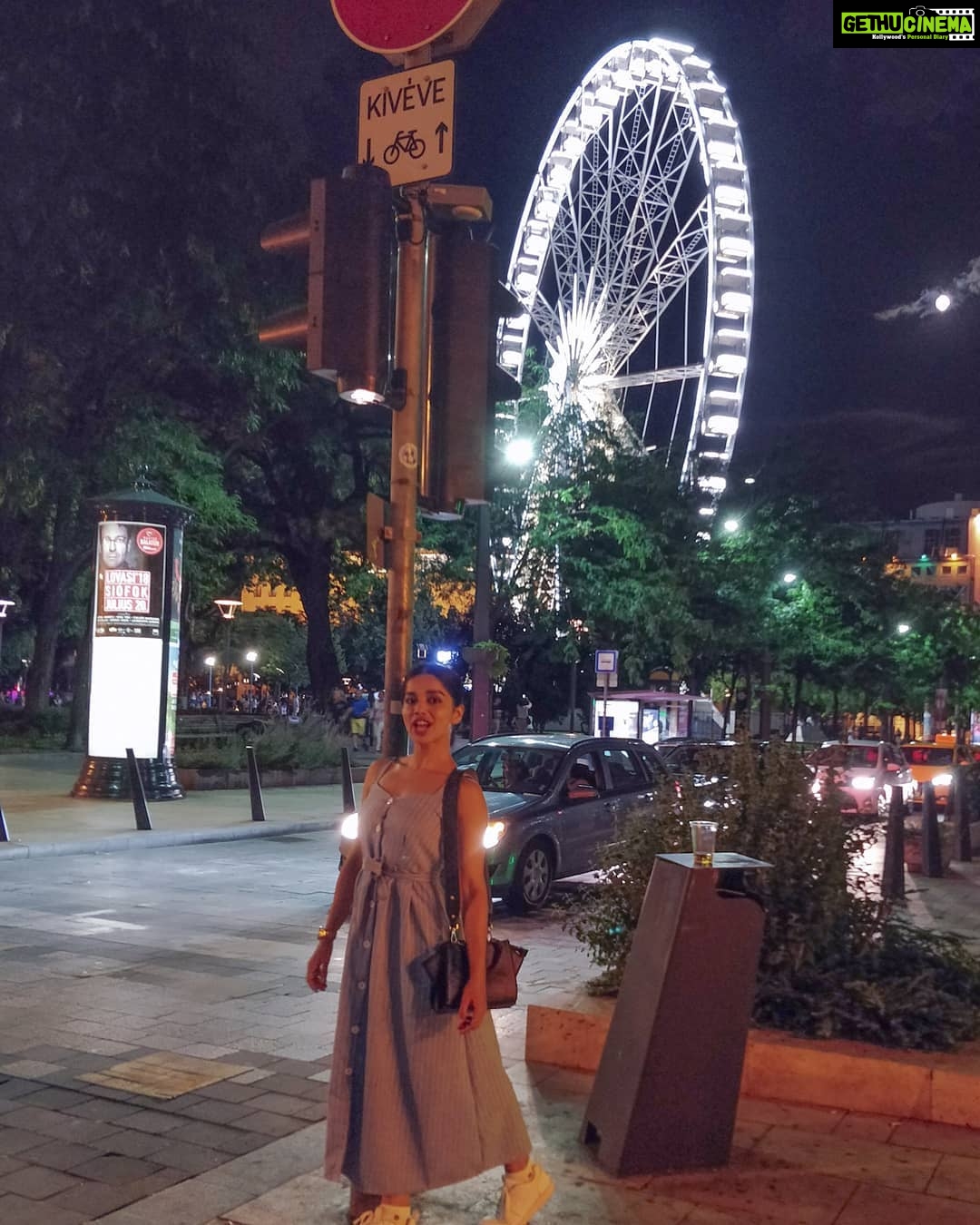 Aparnaa Bajpai Instagram - The moon was the prettiest last night in Budapest. And don't mind the stupid face please. #travel #glocalchild #budapest #hungary Ferris Wheel of Budapest - Budapest Óriáskereke