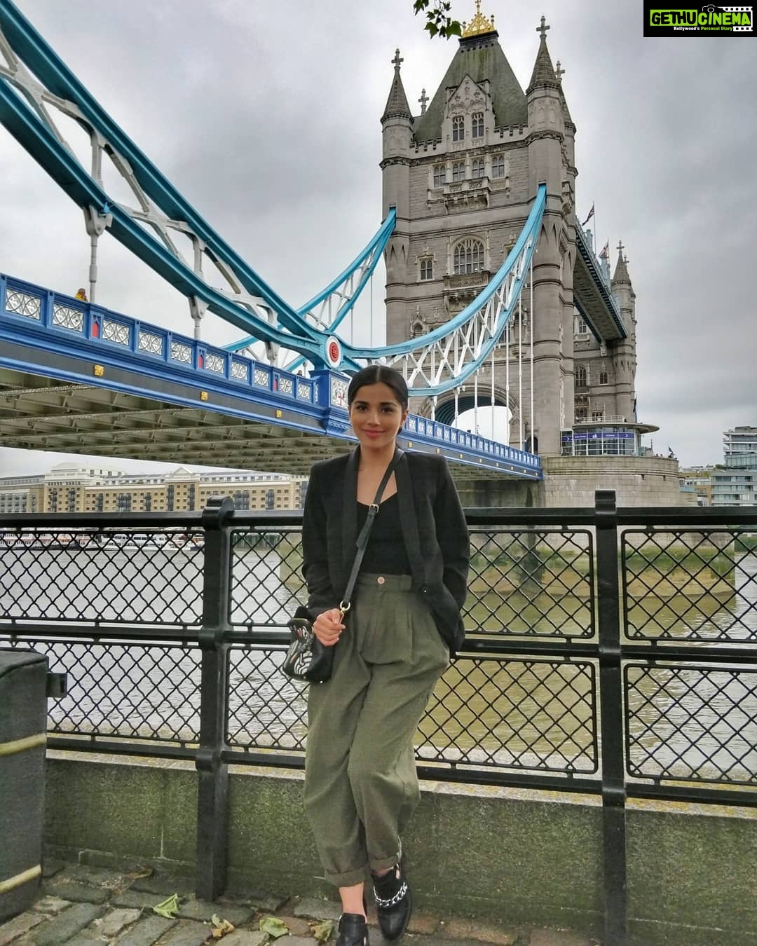 Aparnaa Bajpai Instagram - Namaste London 😋 #london #travel #style #traveller #mytravelstories #glocalchild #goglocal🌍 London, United Kingdom