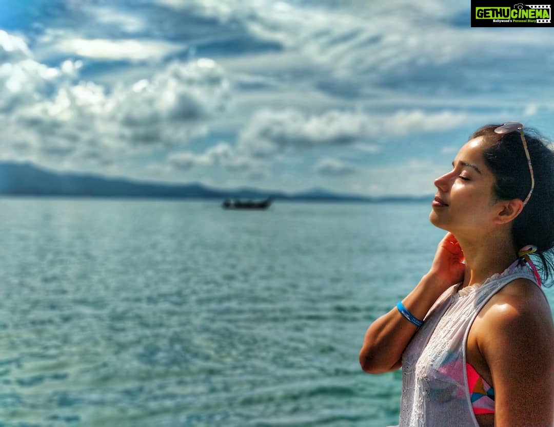 Aparnaa Bajpai Instagram - #throwbackthursday On popular demand😎😛 Thanks to all those who replied on my #instastory Sooo many likes for this pic😘❤️😘❤️ #throwbackthursday #krabi #thailand #travel #style #traveller #mytravelstories #glocalchild #goglocal🌍