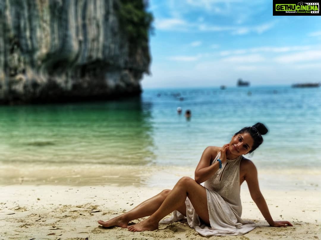 Aparnaa Bajpai Instagram - I-land on island π When the sky meets the sea.. It's all so wonderful πππ #krabi #hongisland #travel #style #traveller #mytravelstories #glocalchild #goglocalπ Ko Hong Island