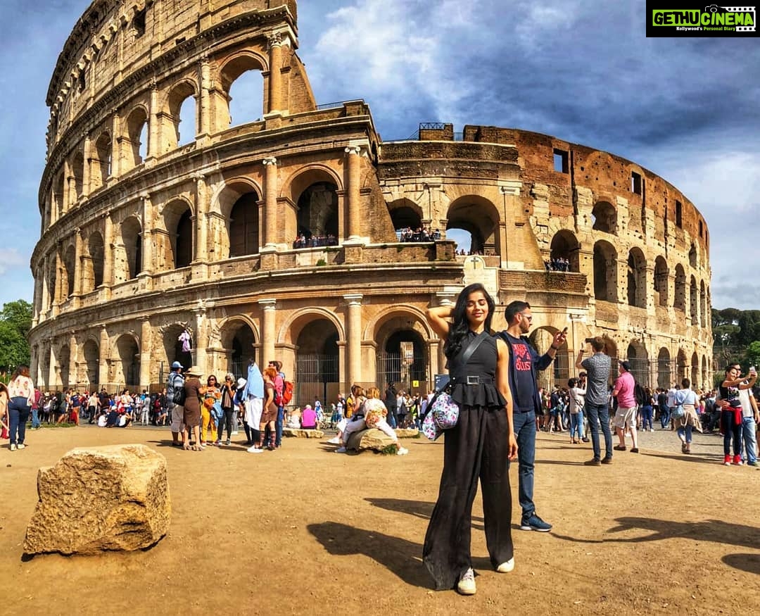 Aparnaa Bajpai Instagram - il Colloseo 🖤 #colloseum #rome #italy #travel #style #traveller #mytravelstories #glocalchild #goglocal🌍 Colloseum - Rome