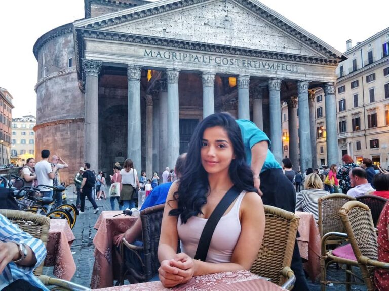 Aparnaa Bajpai Instagram - 💙The Eternal City💙 #rome #italy #pantheon #mytravelstories #travel #style #traveller #glocalchild #goglocal🌍 #check8967 Pantheon