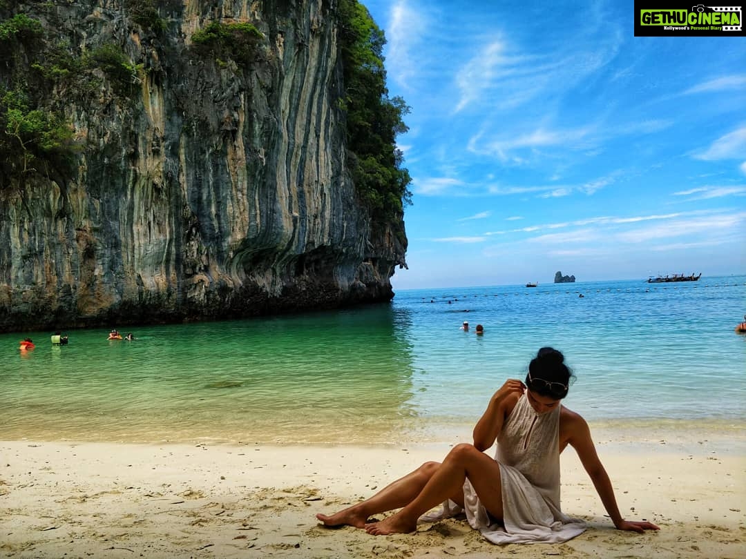 Aparnaa Bajpai Instagram - I-land on island π When the sky meets the sea.. It's all so wonderful πππ #krabi #hongisland #travel #style #traveller #mytravelstories #glocalchild #goglocalπ Ko Hong Island