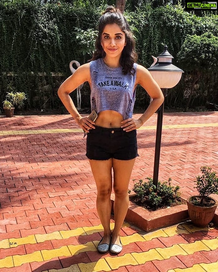 Aparnaa Bajpai Instagram - May my slim days rest in peace 😇  #throwbackthursday Madh Island - Gethu Cinema