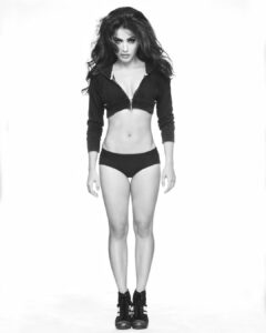 Aparnaa Bajpai Instagram - Back to the days when I used to dance and did a shoot for @theworlddanceschool @ratika_ram_kumar Make me thin again😭 #📸 PC:@nitin_patel_official Also please excuse my awkward #pose cuz #isuckatthis #fitness #motivation #dance