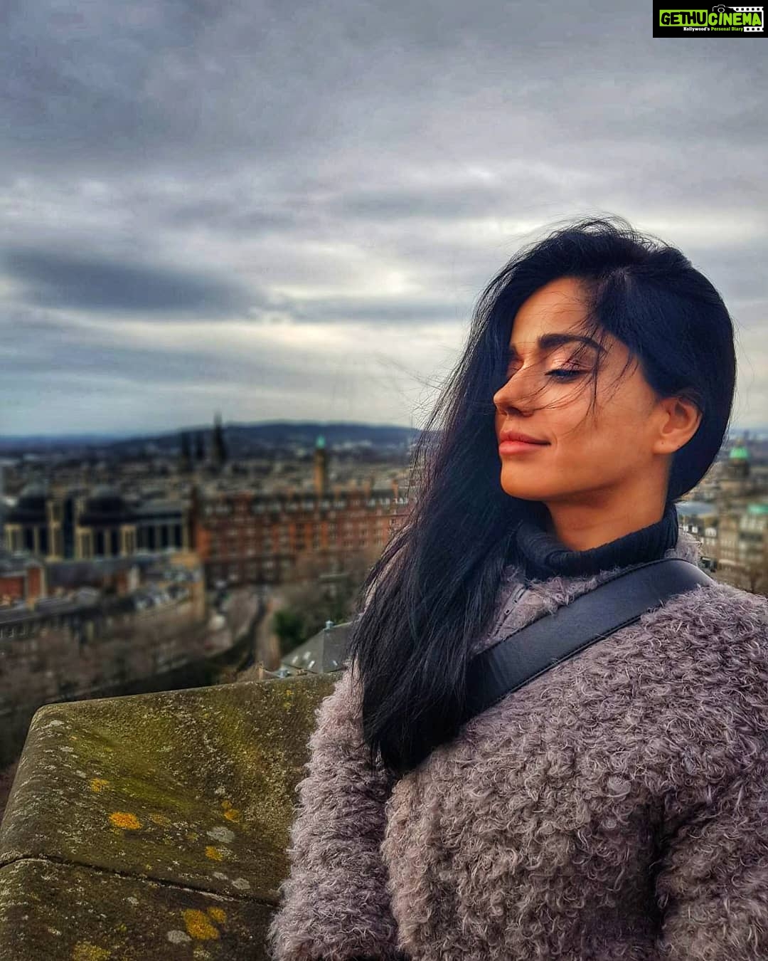 Aparnaa Bajpai Instagram - "Sometimes in the wind of change, We find our true direction" -anonymous #quotes #mytravelstories #travel #style #scotland #edinburgh #edinburghcastle #glocalchild #goglocal🌍 Edinburgh Castle