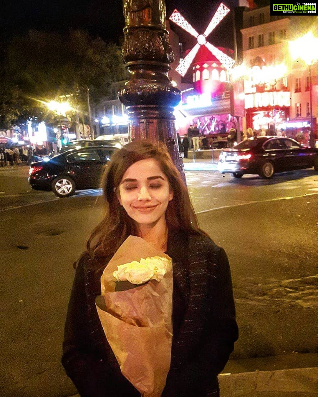 Aparnaa Bajpai Instagram - Reminiscences of Paris and Love❤️ #glocalchild #goglocal🌍 Moulin Rouge