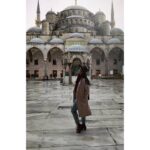 Aparnaa Bajpai Instagram – Frozen by the stunning view of the blue mosque 💙💙💙💙
And Quite literally frozen hands and fingers. 
#travel #style #travelstories #istanbul #turkey #glocalchild #goglocal🌍 Blue Mosque (Sultanahmet Camii)