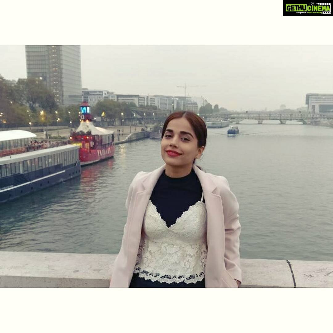 Aparnaa Bajpai Instagram - #tranquility 😇 Rives de la Seine à Paris