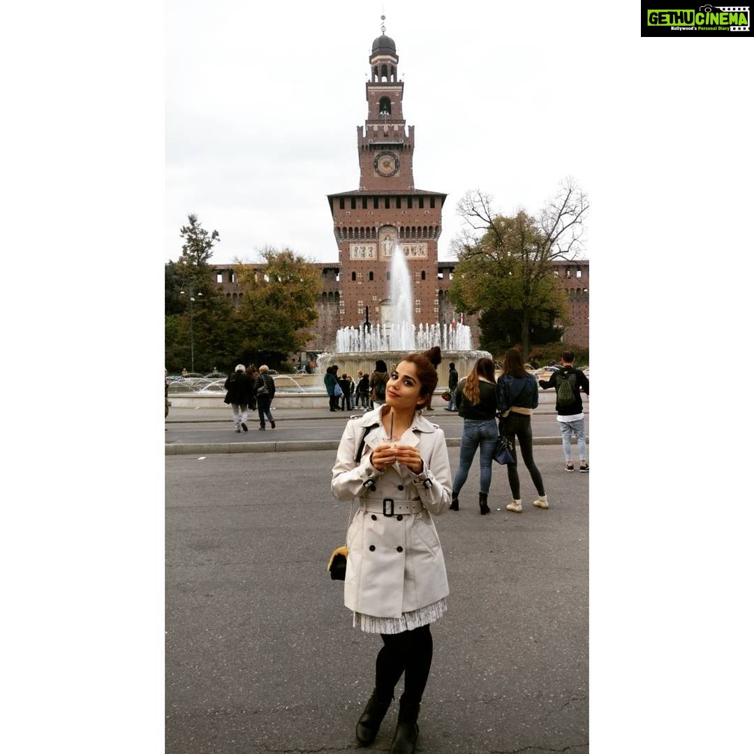 Aparnaa Bajpai Instagram - Found a fountain! Coffee Acha tha. #theotherday Castello Sforzesco di Milano