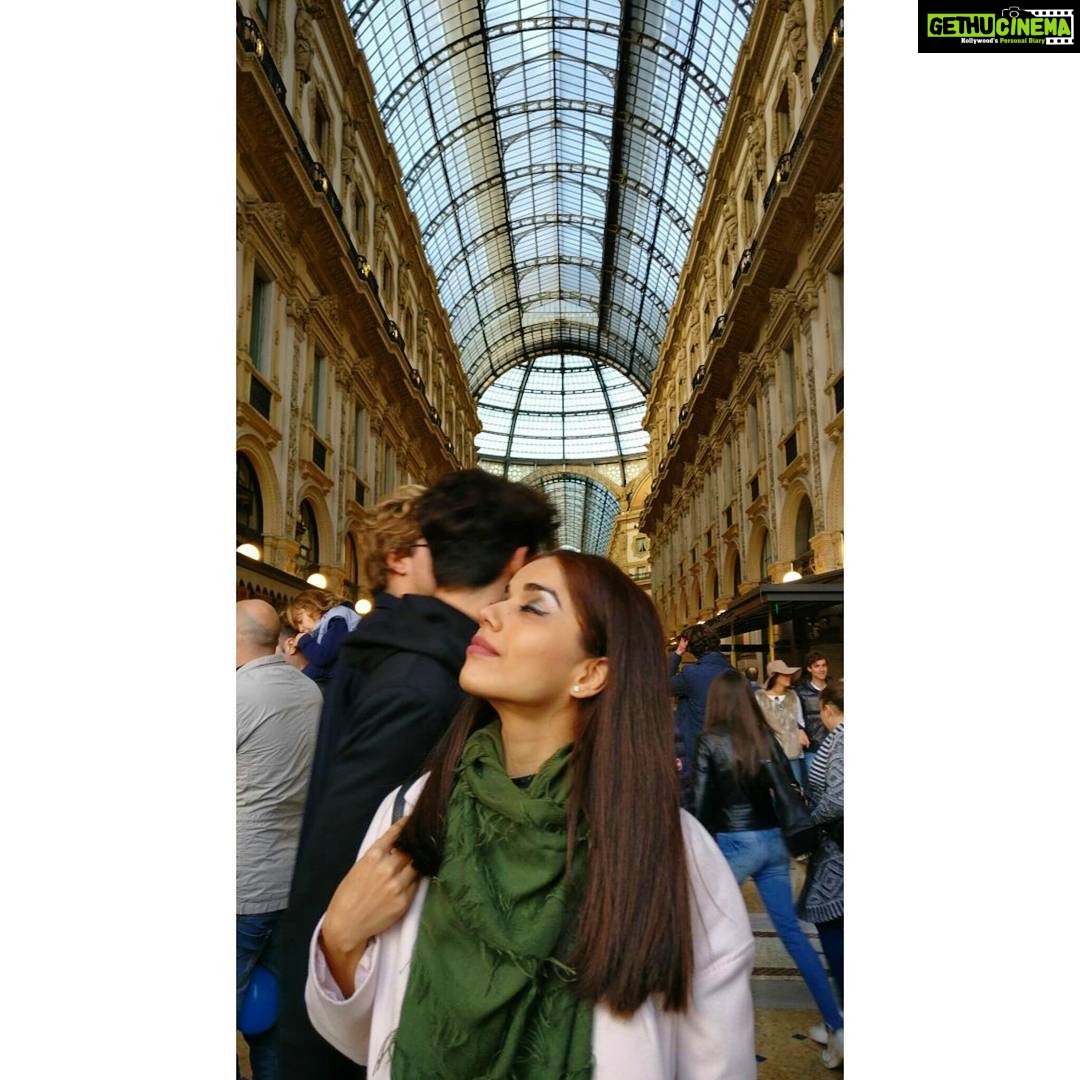 Aparnaa Bajpai Instagram - Let me take a second and breathe in the fresh air. I didn't expect a mall to smell so good. Oh wait, that's the pizza;p Galleria Vittorio Emanuele