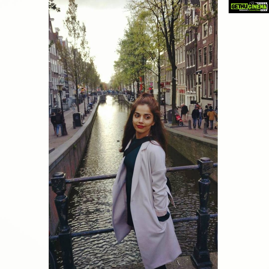 Aparnaa Bajpai Instagram - Frozen face in the frozen weather🙃 Amsterdam Canals