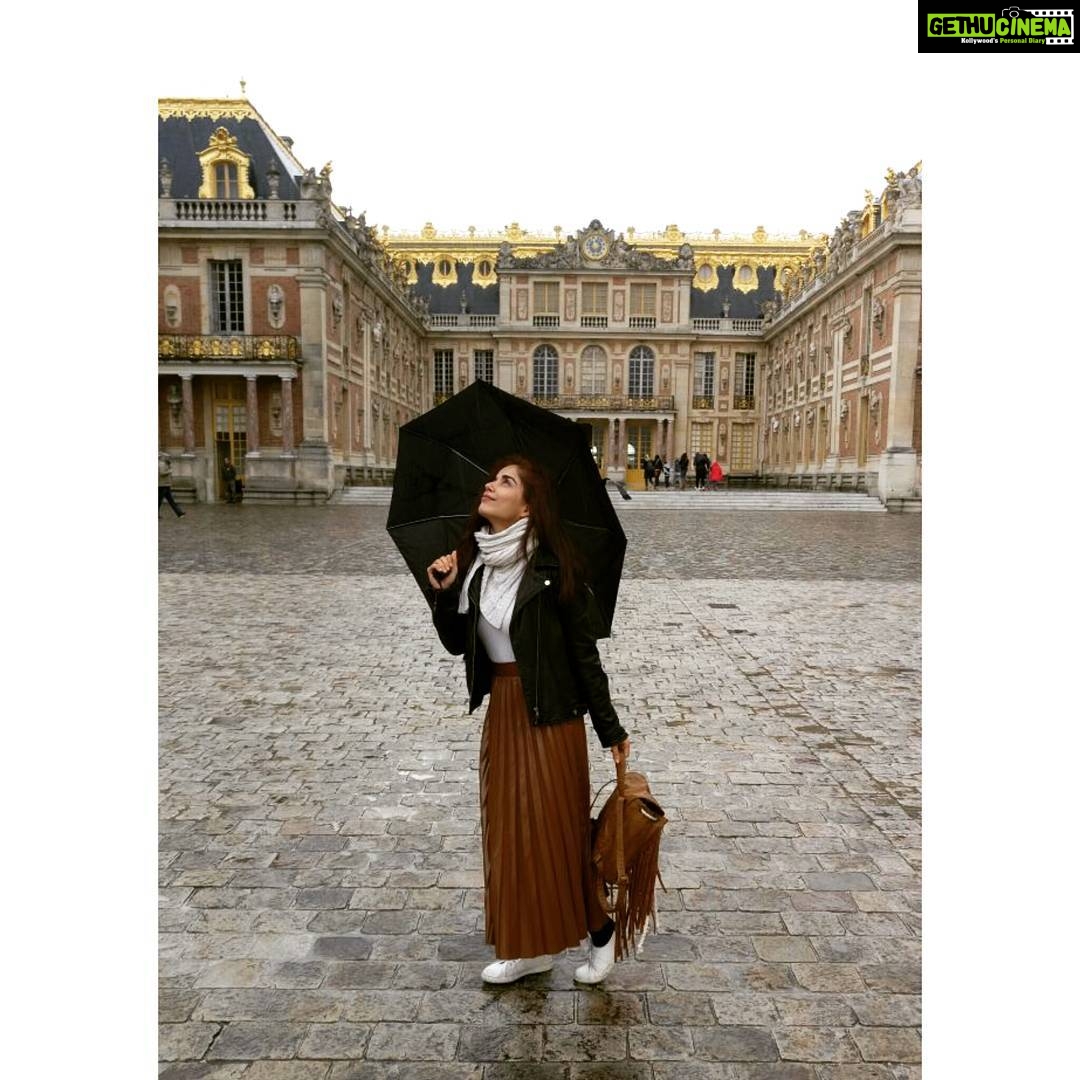 Aparnaa Bajpai Instagram - Waiting for the drizzle to fizzle🌬️☔ #itstartedpouringheavily Versailles, France