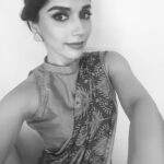 Aparnaa Bajpai Instagram - "How to stretch your long arms selfie" Filmistan