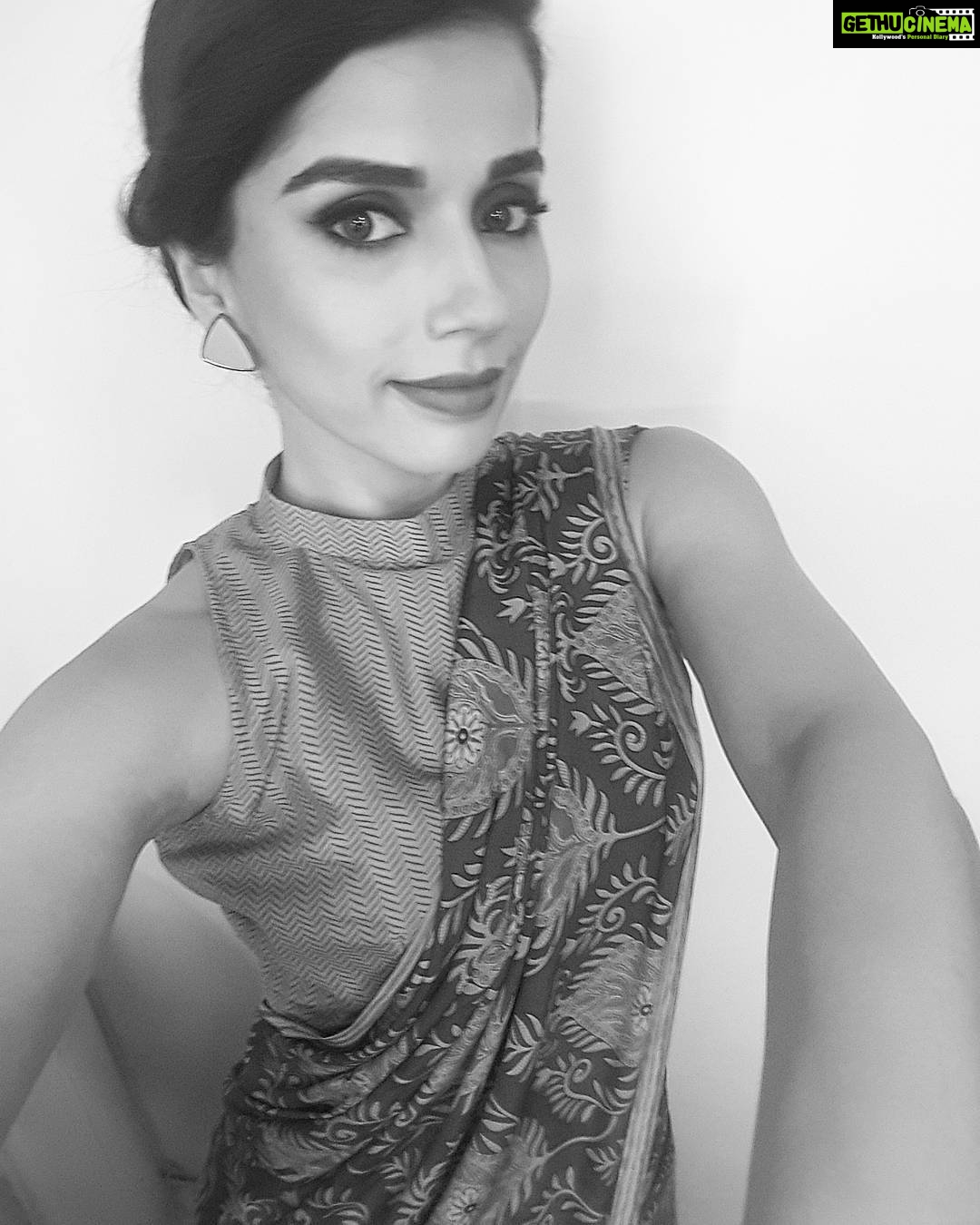 Aparnaa Bajpai Instagram - "How to stretch your long arms selfie" Filmistan