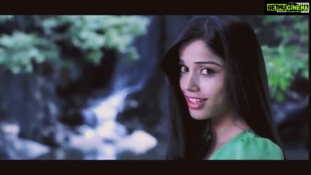 Aparnaa Bajpai Instagram - Cuz I miss my hair.. Throwback to the long hair I had 5 years back, the srilankan lingo and my chubby cheeks🐽 #model #life #longhair #hair #haircut #instagirl Kandy Sri Lanka