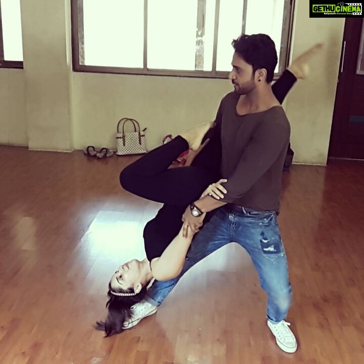 Aparnaa Bajpai Instagram - Feel like a juggling ball. Took only 15 seconds to learn that💪 #learningsomethingdiff #salsalifts #needtodothismore #suchagymnastiam #yay
