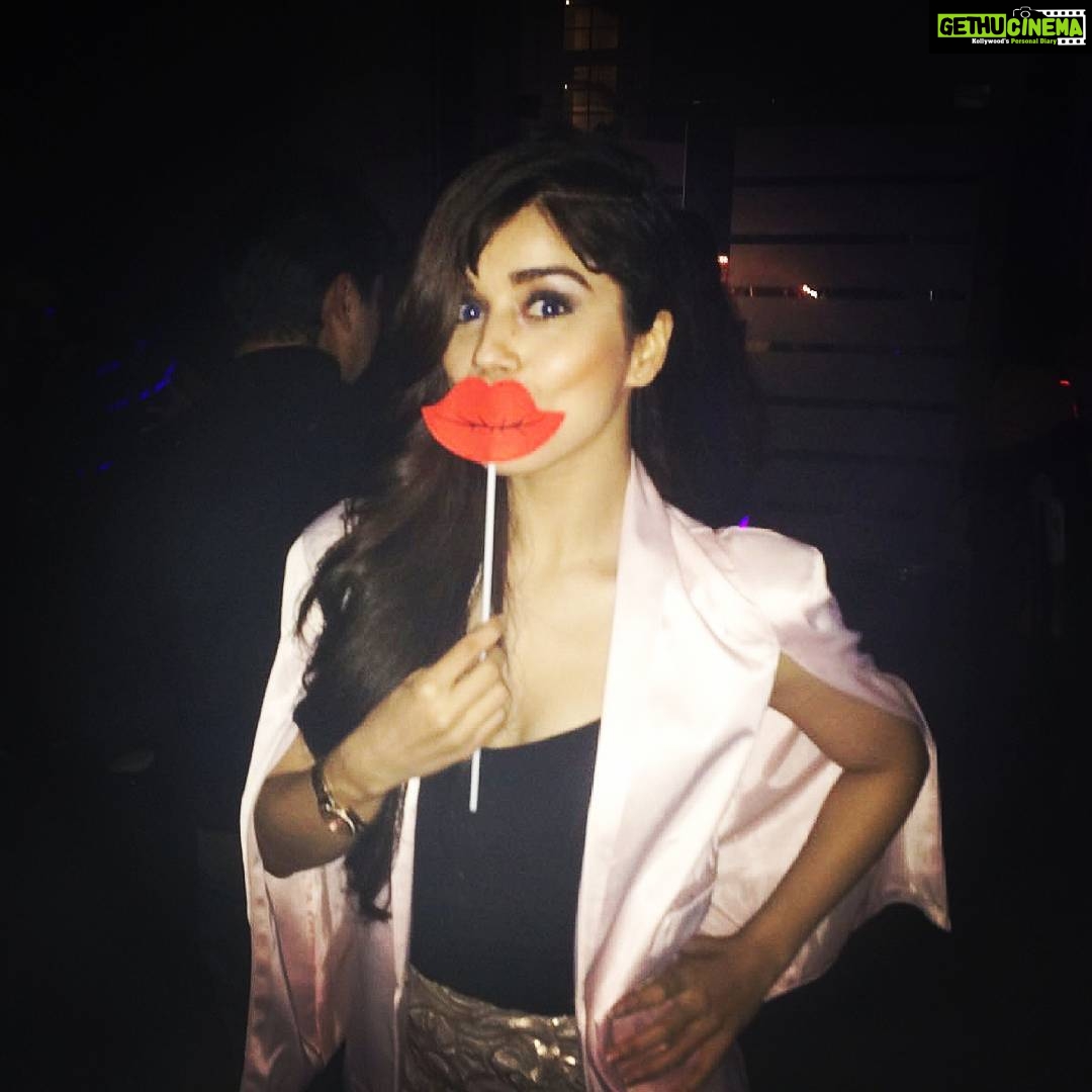 Aparnaa Bajpai Instagram - Those blue eyes and red lips are definitely not fake.. TAPS Bar & Lounge