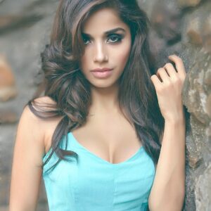 Aparnaa Bajpai Instagram - I wonder how I look like in your eyes. Thank you @hemang03 for the lovely click❤️