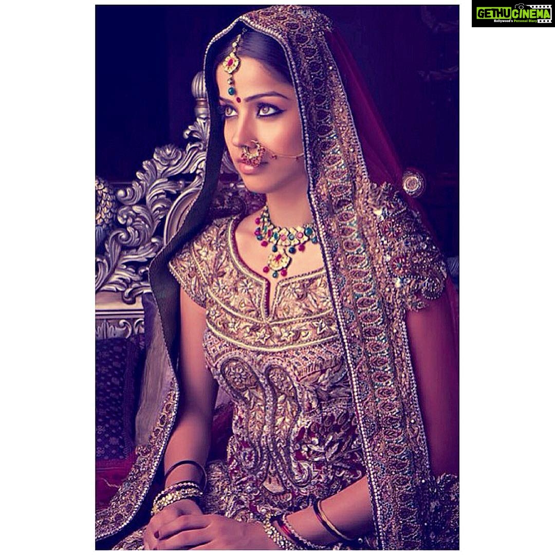 Aparnaa Bajpai Instagram - Accoutred in this awesomeness💛 Throwback to new found love for indian ethic wear.