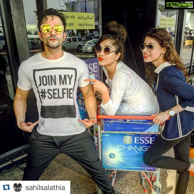 Aparnaa Bajpai Instagram - #Repost @sahilsalathia with @repostapp. ・・・ #lateGram *A picture from yesterday* with the happy girls!!! #myDubai #backInMyCity #helloBombay :) #JoinMySelfie