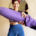 Aparnaa Bajpai Instagram - Phew😅 Don’t need to juggle with a mat in one hand and a bag in another and a gazillion other things on top of my head. Thanks @vilvahlife Cuz, I finally found a way to travel with all my essentials into One yoga mat. #ad . . . . . . . . #yoga #yogamat #yogamatbag #yogabag