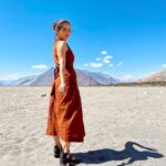 Aparnaa Bajpai Instagram - Sometimes it’s best to walk away, you can not hold each grain of sand in your hands anyway. “Sand Dunes, Hunder, Nubra Valley”