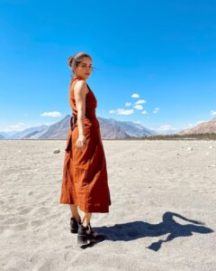 Aparnaa Bajpai Instagram - Sometimes it’s best to walk away, you can not hold each grain of sand in your hands anyway.