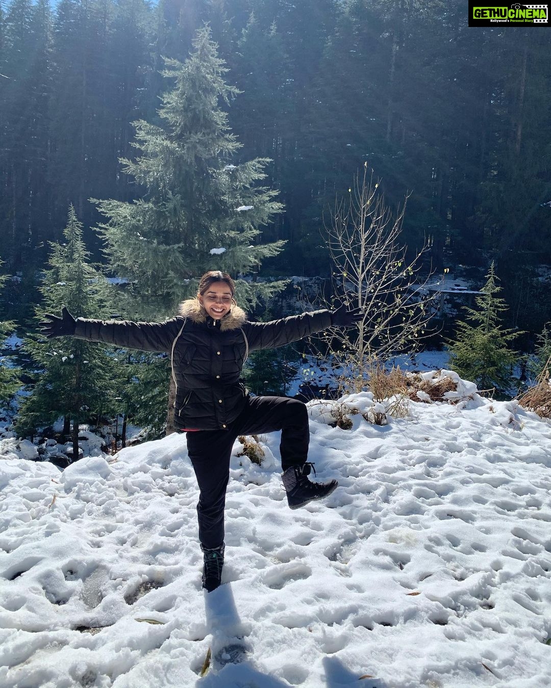 Aparnaa Bajpai Instagram - That’s how a Snowman does Yoga☃️ Manali - मनाली, Himachal Pradesh