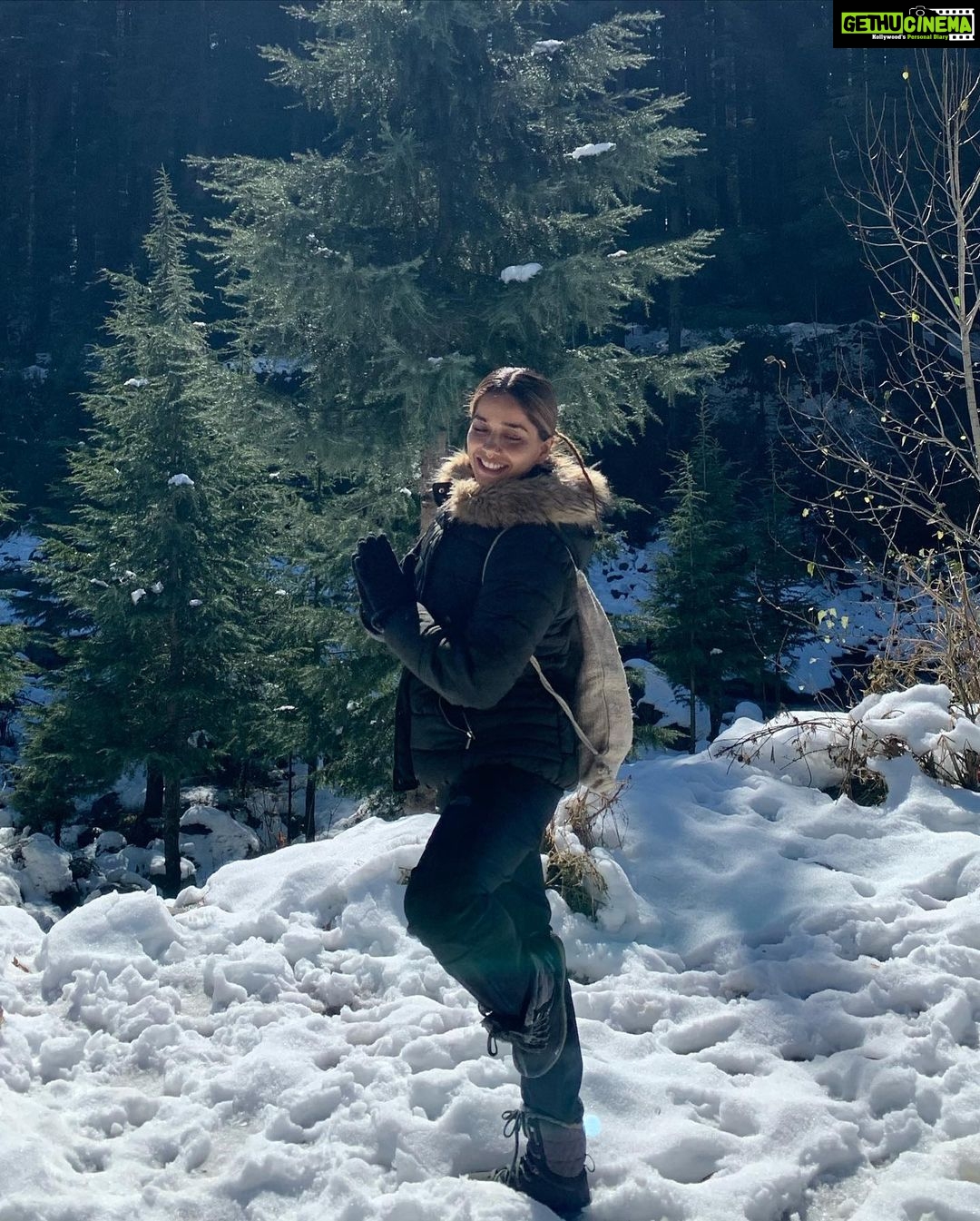 Aparnaa Bajpai Instagram - That’s how a Snowman does Yoga☃️ Manali - मनाली, Himachal Pradesh