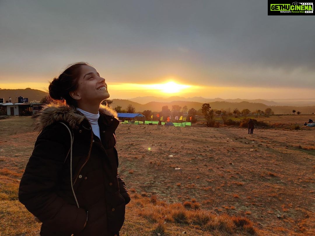 Aparnaa Bajpai Instagram - Cuz, We look at life seriously. There is nothing complicated if you are happy with simple. Life is simple🌞 BIR Billing