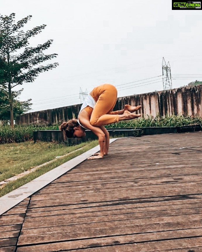 Aparnaa Bajpai Instagram - To be able to see everything from the other person’s point of view, to feel another’s pain very closely and not gloat in one’s own story; is an empath’s true quality. To understand life’s trajectories & discern between emotional suckers and emotionally scarred people; is a quality of a trained empath. #wordsbyaparnaa. - Are you letting yourself drained by the emotional baggages of others or are you draining others with your own emotional baggages??? - With right discernment comes the right allocation of your energy. Cuz like 'Dandapani' says Energy is finite, use it wisely. - Learning from my biggest experiences with people & their pain sharing stories is:- Take the seat of love, not the victim. Cuz the former will lead to more pain but the latter will heal it✨ Birla Vanya, Kalyan West