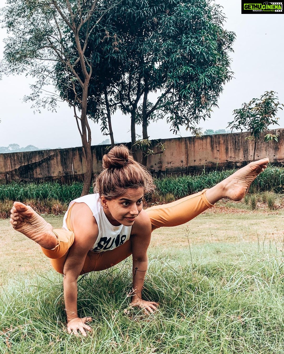 Aparnaa Bajpai Instagram - This is a strong Firefly. Strong arms & wrists Strong core Strong back Strong torso Strong legs Strong balance Flexible hips Flexible hamstrings #titibhasana #fireflypose Lodha Palava