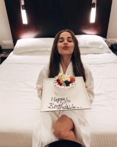 Aparnaa Bajpai Instagram - Every Birthday I realize how young was I yesterday👸🏻
.
.
.
.
.
.
.
.
Ps: thank you kirti for the surprise cake 🎂😘
