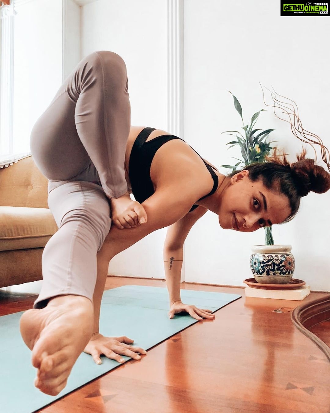 Aparnaa Bajpai Instagram - 1 or 2 ? . . . . #grasshopper #yoga #yogatutorial #yogapractice #yogajourney #yogainspiration #yogaposes #yogaathome #yogaeveryday #yogalife #yogatips #flexibleyogis #grasshopperpose